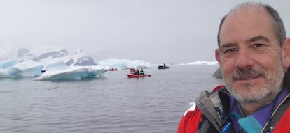 Antonio Quesada rodeado de hielos en la Península Antártica.