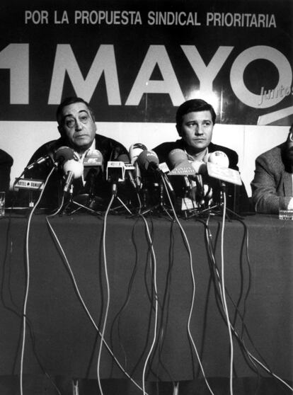 Los secretarios generales de UGT, Nicolás Redondo (a la izquieda), y de CC OO, Antonio Gutiérrez, en la presentación de los actos del Primero de Mayo de 1990.