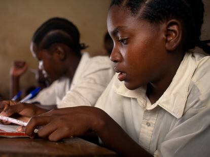 Estudiantes en una escuela primaria en Shinyanga (Tanzania), en junio de 2021