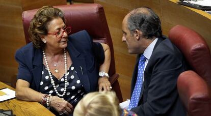 Rita Barber&aacute; y Francisco Camps conversan en las Cortes Valencianas.  