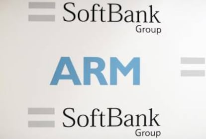 Logos de Arm y SoftBank.