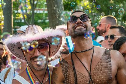 Dos participantes en el Orgullo 2022 de Madrid.