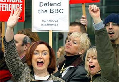 Trabajadores de la BBC protestan en Londres contra las intromisiones políticas en la cadena.