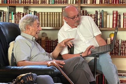 Mario Vargas Llosa en su domicilio de Lima junto a su amigo Pedro Cateriano, pocos días antes de su fallecimiento, en una fotografía cedida por este último.