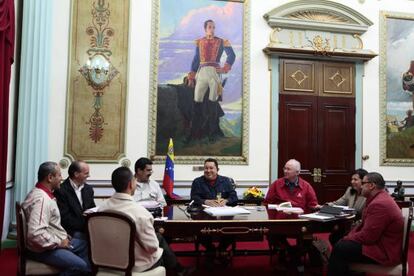 El presidente de Venezuela, Hugo Chávez, reunido con sus ministros del gabinete económico.