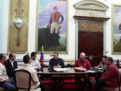 El presidente de Venezuela, Hugo Chávez, reunido con sus ministros del gabinete económico.
