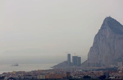 El granelero está siendo asistido por buques de Gibraltar y de Salvamento Marítimo español. 