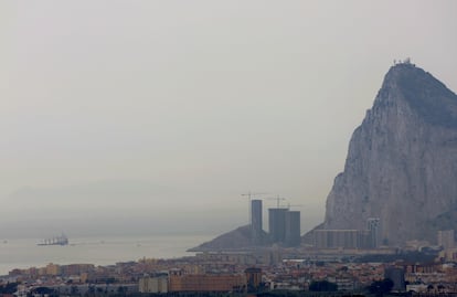 El granelero est siendo asistido por buques de Gibraltar y de Salvamento Martimo espa?ol. 