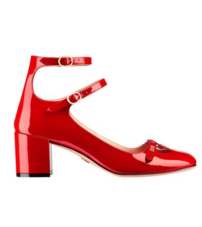 Maria Grazia Chiuri se inspira en el típico modelo parisino, en charol rojo, creando un diseño para Dior de lo más versátil y apetecible. Quédate con su nombre porque promete dar mucho que hablar: ‘Aime Dior’. 1.090 €