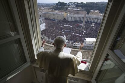 Ciudad del Vaticano, 24 de febrero de 2013. El papa Benedicto XVI reza su último Angelus desde la ventana del Vaticano ante la multitud de católicos. El Papa, de 85 años, ofreció la última bendición de su pontificado ante los vítores de decenas de miles de personas que abarrotaron la Plaza de San Pedro y aseguró que no abandona la Iglesia tras decidir retirarse para pasar sus últimos años en oración. Es el primer papa en dejar el papado en casi 600 años.