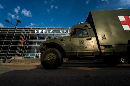 Un vehículo del Ejército en las inmediaciones de la Feria de Valencia, este martes.