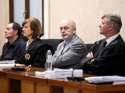 El juez Miguel Florit (en el centro), junto con sus abogados durante la primera sesión del juicio celebrado en la Audiencia de Palma. 