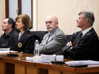 El juez Miguel Florit (en el centro), junto con sus abogados durante la primera sesión del juicio celebrado en la Audiencia de Palma. 