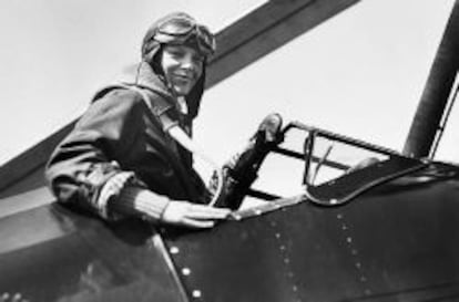 Las gafasde la marca se popularizaron entre aviadores como Amelia Earhart,ya que aliviaba las molestias del sol en los ojos durante el vuelo.