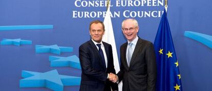 El primer ministro de Polonia, Donald Tusk (izquierda) y el presidente del consejo europeo, Herman Van Rompuy, posan el miércoles en Bruselas.