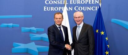 El primer ministro de Polonia, Donald Tusk (izquierda) y el presidente del consejo europeo, Herman Van Rompuy, posan el mi&eacute;rcoles en Bruselas.