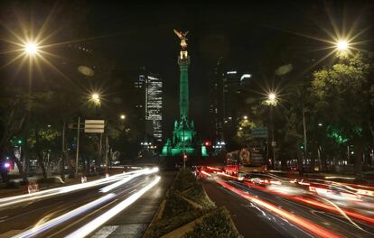Luces verdes iluminan el monumento del Ángel de la Independencia, uno de los símbolos del DF, México, en apoyo del Acuerdo Climático de París.