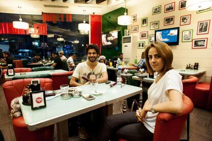 Laura AlKhadour e Aisa Yousef, em um café de um bairro vizinho à linha de frente.