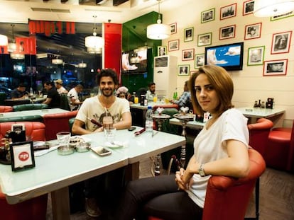 Laura AlKhadour y Aisa Yousef, en un café de Jaramana, barrio colindante con la l&iacute;nea del frente.