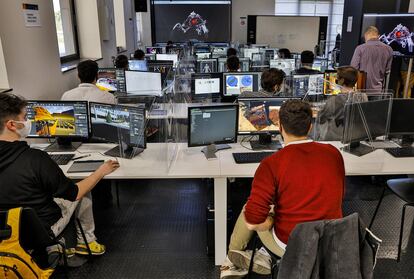 Estudiantes durante una clase de la Escuela Superior de Arte y Tecnología de Valencia.