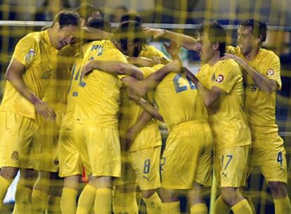 Los jugadores del Villarreal celebran el segundo gol del encuentro.