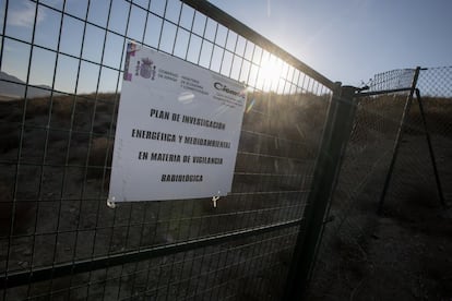 Vallado que limita el áera restringida por posible contaminación del suelo donde cayeron las bombas.