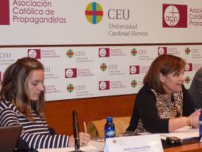 La n&uacute;mero dos del PPCV, Isabel Bonig, en el centro, junto a la dirigente de Podemos, &Aacute;ngela Ballester, en un debate del CEU San Pablo sobre regeneraci&oacute;n democr&aacute;tica.