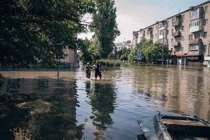 Inundaciones en Jersón, en el sur de Ucrania, tras la destrucción de la presa de Kajovka en junio de 2023.