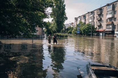 Inundaciones en Jersón, en el sur de Ucrania, tras la destrucción de la presa de Kajovka en junio de 2023.