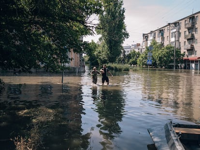 Inundaciones en Jersón, en el sur de Ucrania, tras la destrucción de la presa de Kajovka.