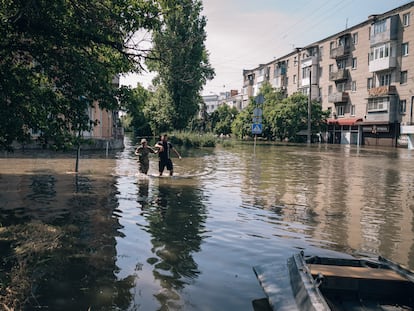 Inundaciones en Jersón, en el sur de Ucrania, tras la destrucción de la presa de Kajovka en junio de 2023.