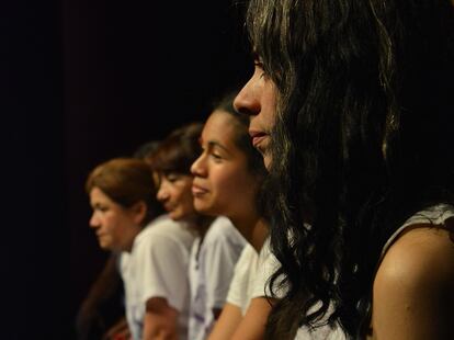 Integrantes del colectivo Mujeres Refugiadas, Exiliadas y Migradas, que han vuelto a Colombia para hablar de cómo se vive el exilio. En la fotografía, una presentación en Barcelona, en mayo de 2021.