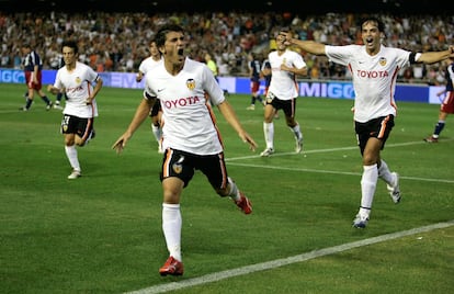 Villa celebra un gol con el Valencia frente al Salzburgo en la Liga de Campeones de 2006.
