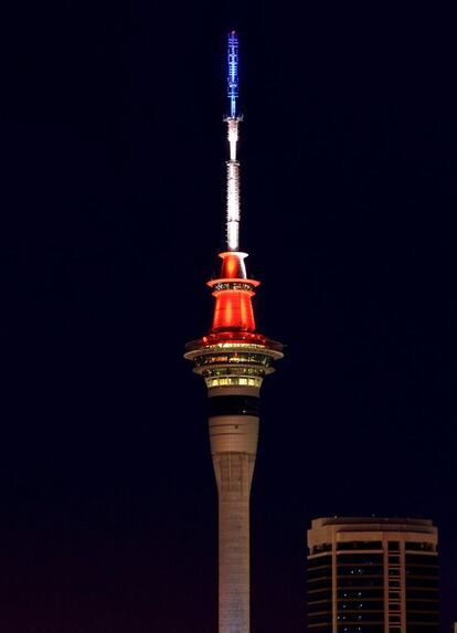 La Torre del cielo de Auckland (EE UU), un edificio de telecomunicaciones y difusión de radio y televisión, se ilumina de azul, blanco y rojo, los colores de la bandera francesa, en honor a las víctimas de los atentados de París.