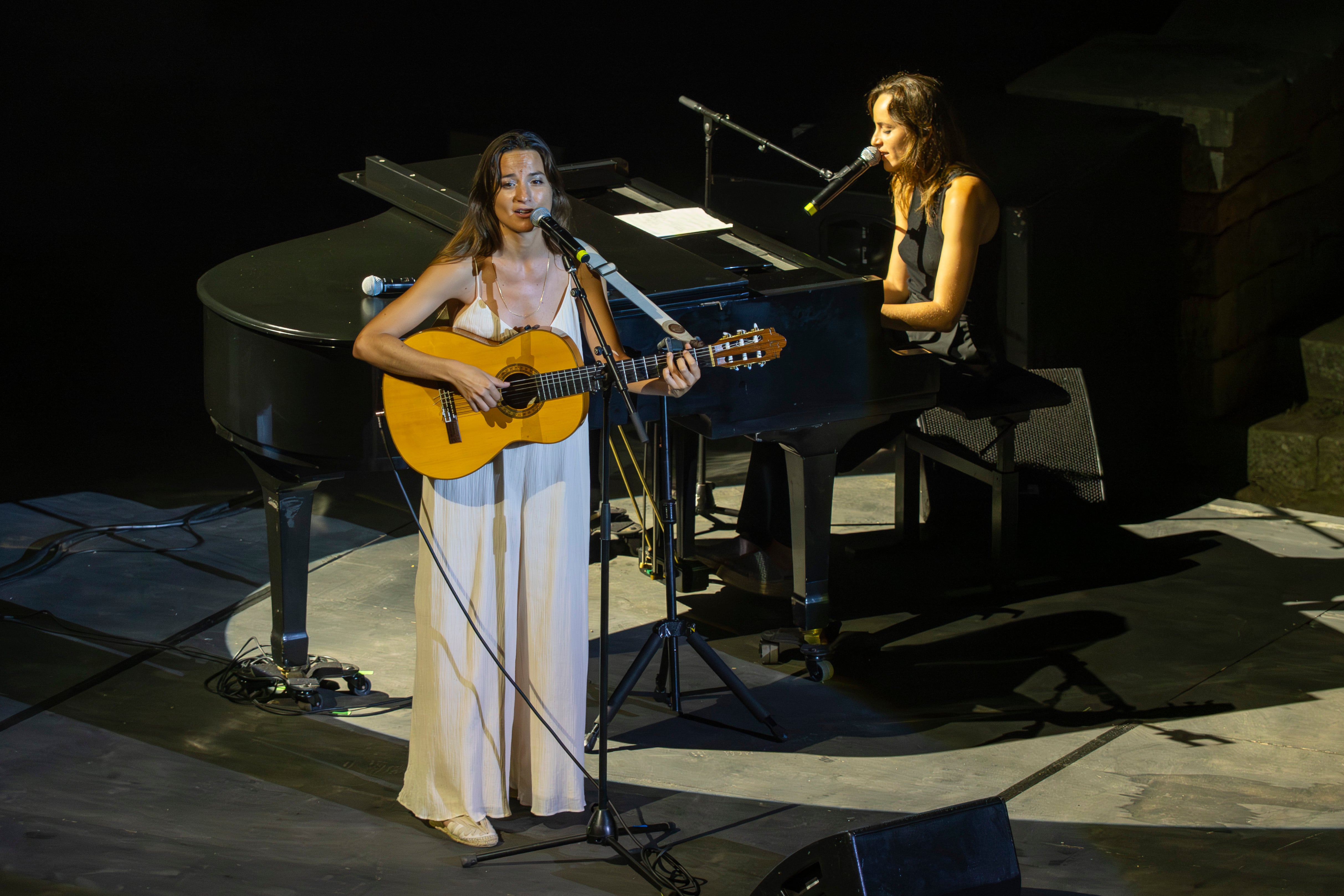 Meritxell i Judit Neddermann en el concierto 'Les flors prohibides' ayer en el Festival Grec de Barcelona.