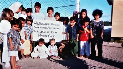 Protesta de niños contra su encierro en el centro de detención de la isla de Nauru. Fotografía cedida a El País por el Asylum Seeker Resources Centre.