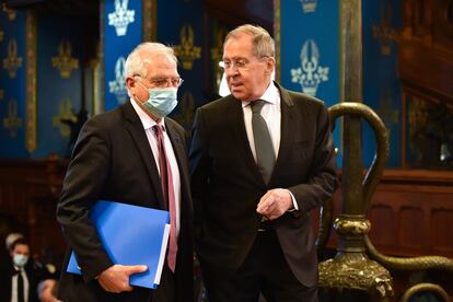 El jefe de la diplomacia europea, Josep Borrell (izquierda), y el ministro de Exteriores ruso, Serguéi Lavrov, en Moscú el viernes.