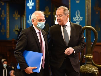 Josep Borrell y Serguéi Lavrov, el pasado viernes en Moscú, antes de su reunión.