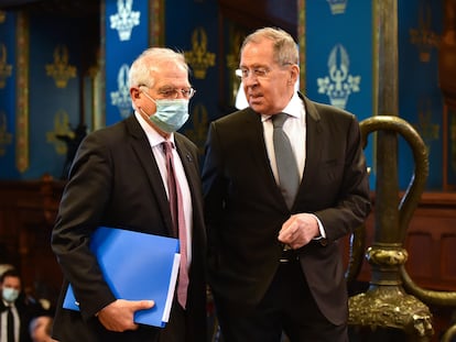 El jefe de la diplomacia europea, Josep Borrell (izquierda), y el ministro de Exteriores ruso, Serguéi Lavrov, en Moscú el viernes.
