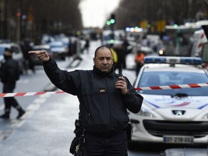 Un policia desvia el trànsit a la zona acordonada.