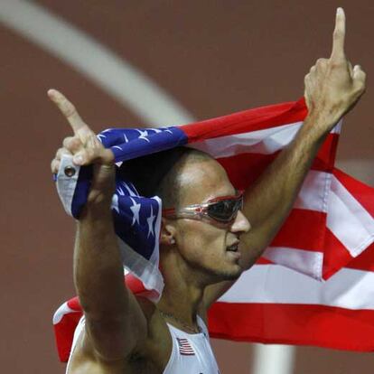 Wariner, con una bandera estadounidense tras su triunfo.