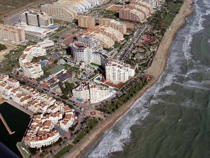 La gran urbanización Marina d'Or, en Oropesa del Mar. Medio Ambiente critica que sus edificios crean una barrera de cemento y planea limitar las recalificaciones y nuevas obras en ese tramo del litoral.