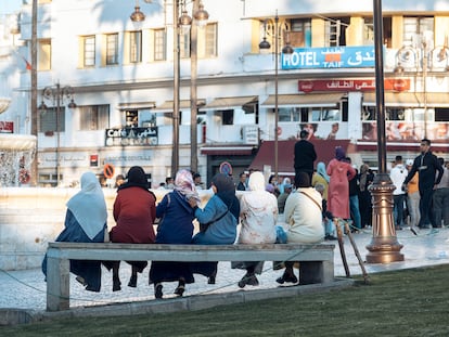 Varias mujeres sentadas en un banco en el Gran Zoco de Tánger (Marruecos) el pasado 6 de mayo.