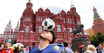 Un hincha hace malabarismos con el balón ante la sede del museo Histórico de Moscú, Rusia, este miércoles. 