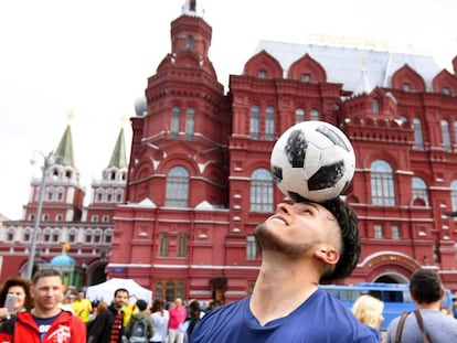 Un hincha hace malabarismos con el balón ante la sede del museo Histórico de Moscú, Rusia, este miércoles. 