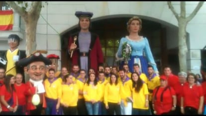 Els gegants van fer una bandera d'Espanya unint colles.
