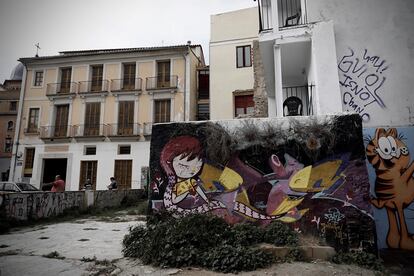 A la izquierda, el edificio en el centro de Valencia que está siendo rehabilitado para acoger el futuro centro del cómic.