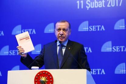 El presidente turco da un discurso en defensa de la reforma constitucional y el nuevo sistema presidencialista en Estambul este sábado