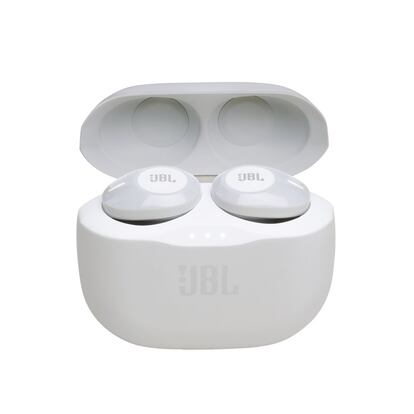 Sin enredos. El objetivo de JBL para este verano es cortar todos los cables para garantizar experiencias totalmente inalámbricas. Un propósito que se apoya en el lanzamiento en España del nuevo Tune 120TWS, unos auriculares con tecnología True Wireless. Su estuche de carga portátil incorpora hasta 16 horas de reproducción para unas vacaciones sin interrupciones. Perfectos tanto para llamadas como para escuchar música. Además, permiten conectarse con Siri o con el asistente de Google con solo pulsar un botón. Están disponibles en negro, azul y blanco (en la imagen). Precio: 99 euros.