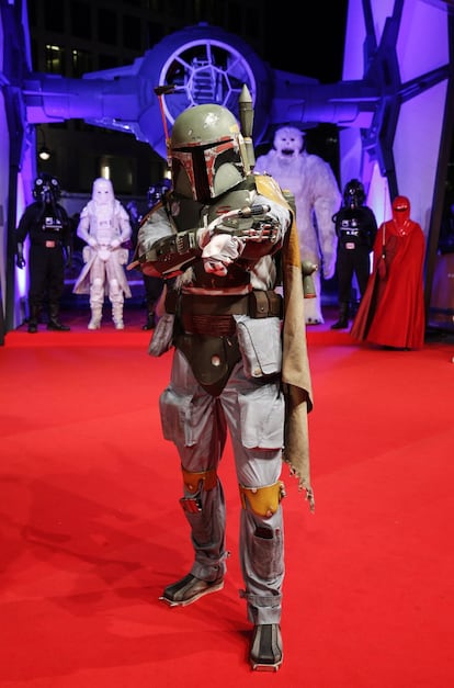 Una persona caracterizada de Boba Fett en el estreno en Alemania de la película "Star Wars: Das Erwachen der Macht" en alemán, en el Zoo Palast de Berlín.